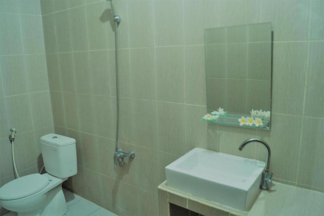 Oyo Flagship 91237 Ratu Guest House Kedunganan 外观 照片